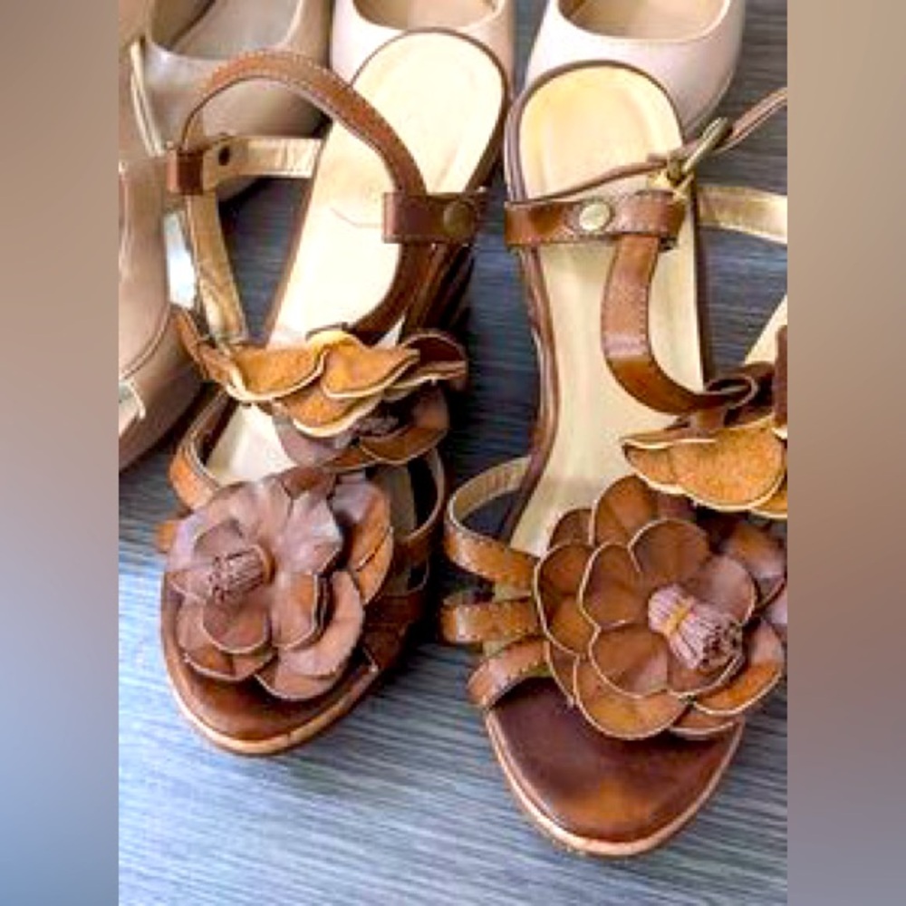 Brown Adorable Cork Flower Wedges Size 6